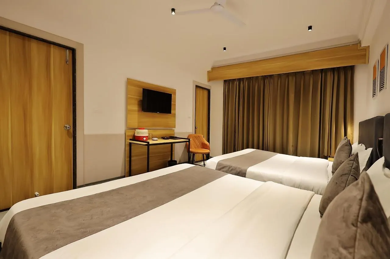 Hotel Sparkle Inn Just 400 Meters From Udaipur Railway Station 3*,